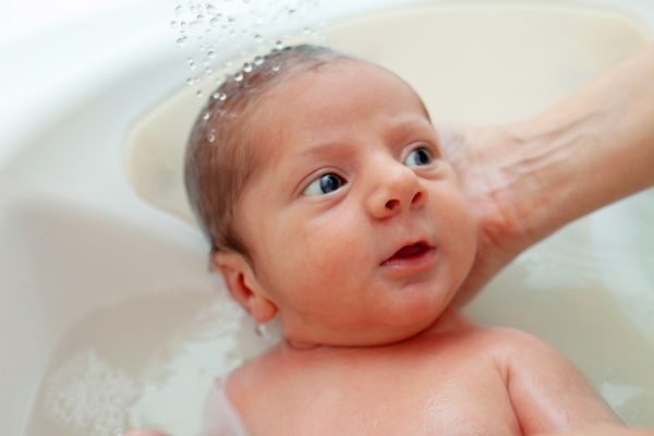 how to bathe a newborn