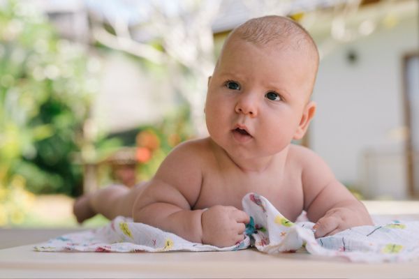 monthly baby photo shoot at home